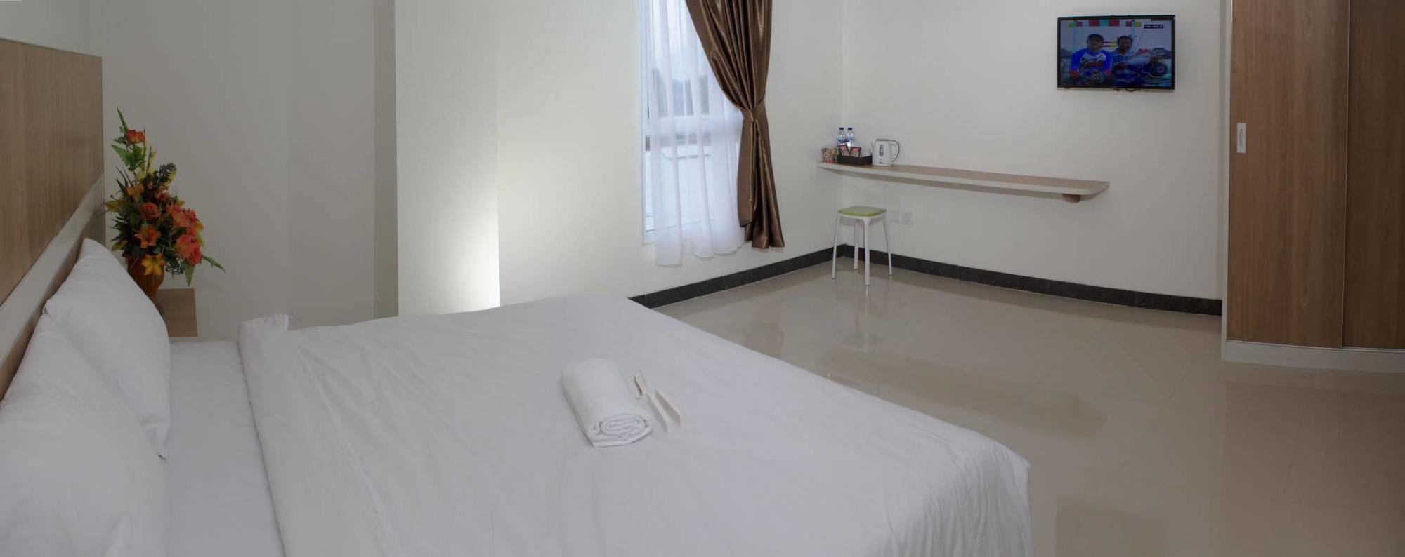 Hotel Royal Manado Exterior photo