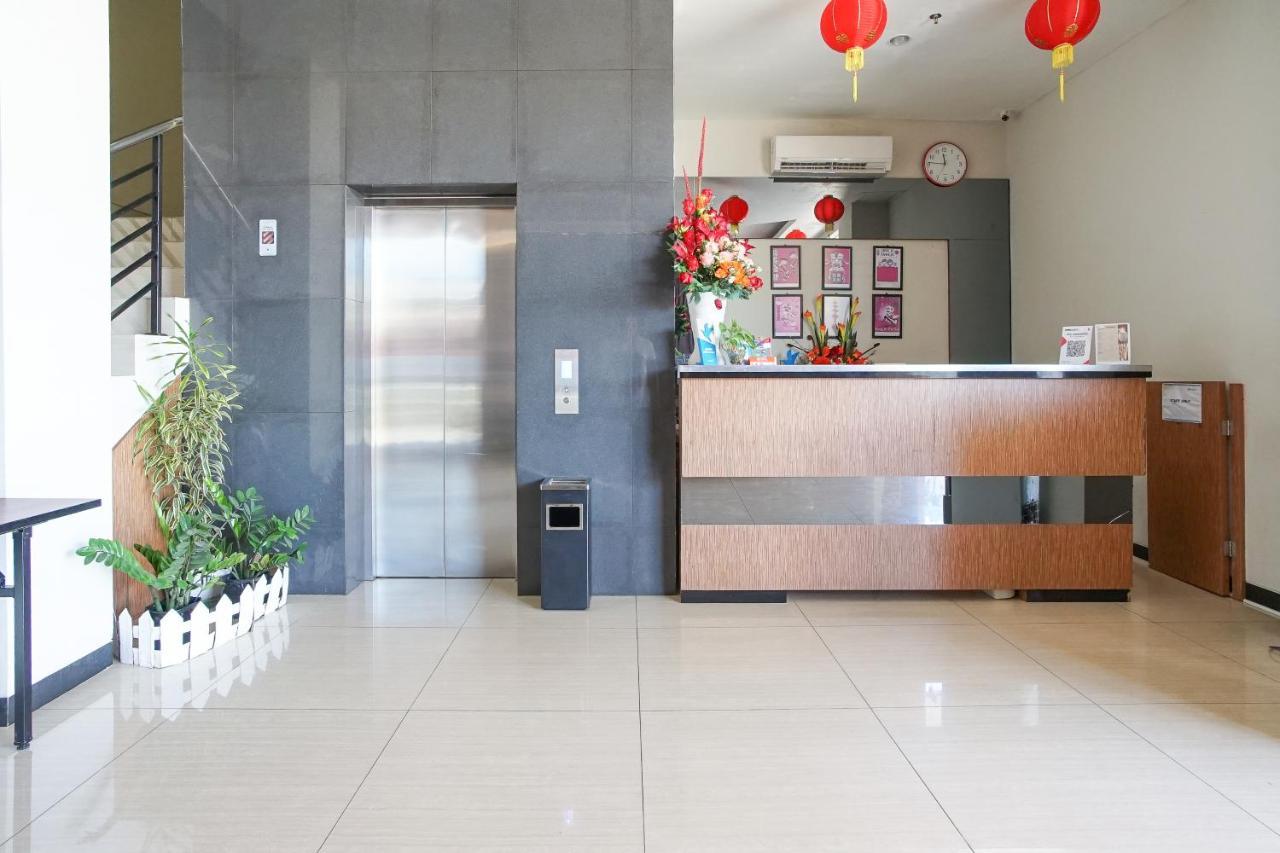 Hotel Royal Manado Exterior photo