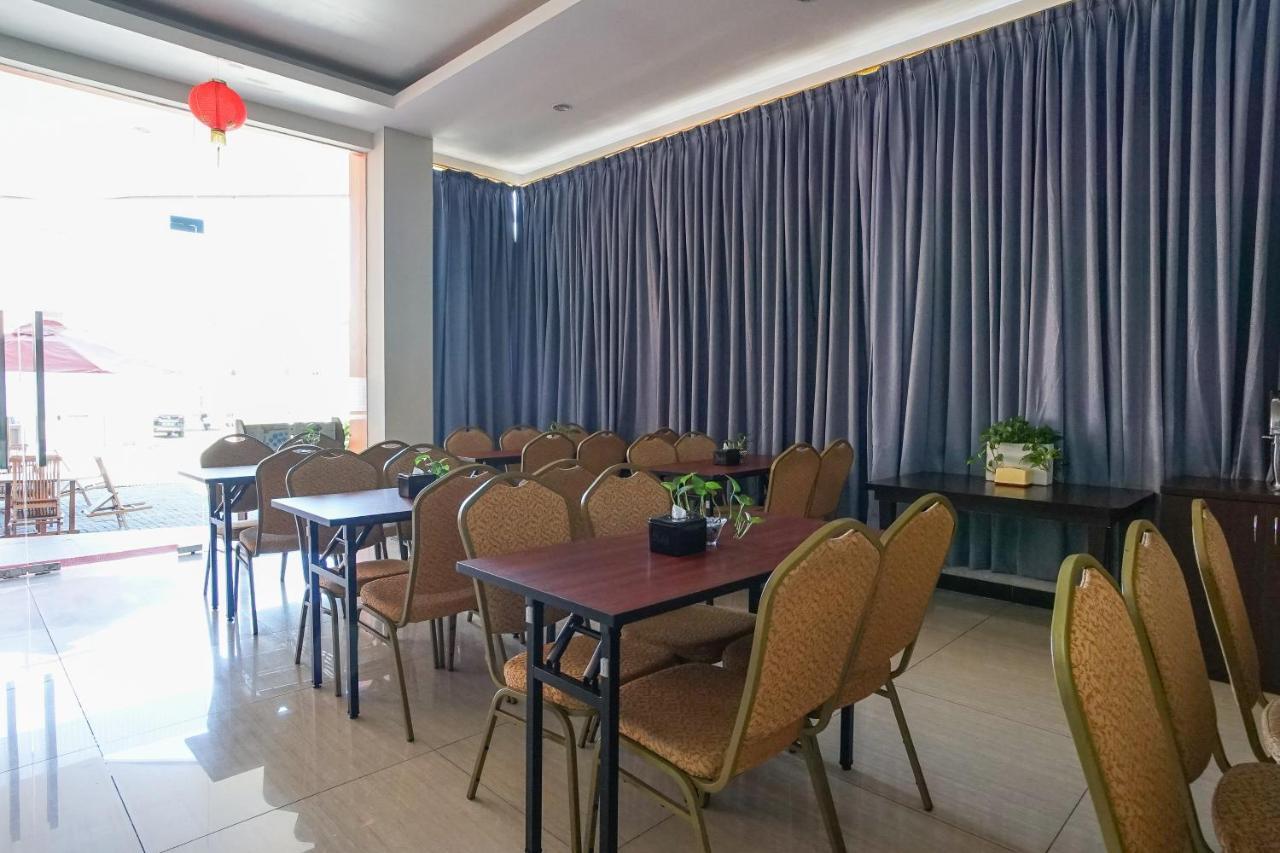 Hotel Royal Manado Exterior photo