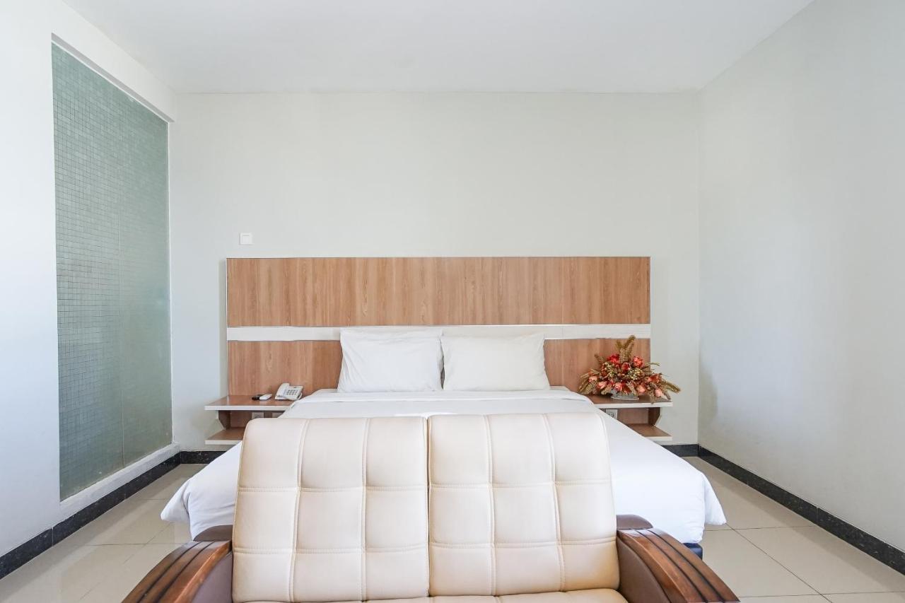 Hotel Royal Manado Exterior photo
