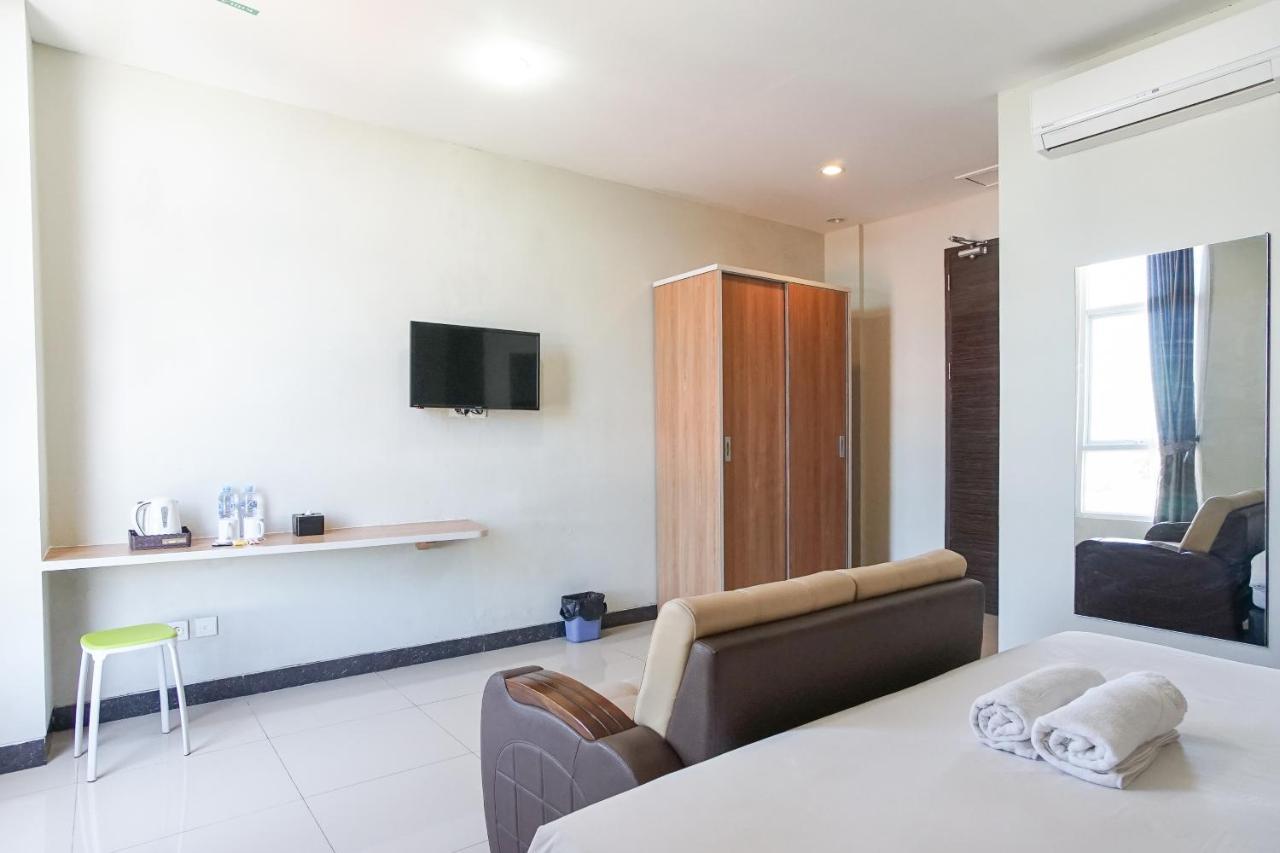 Hotel Royal Manado Exterior photo