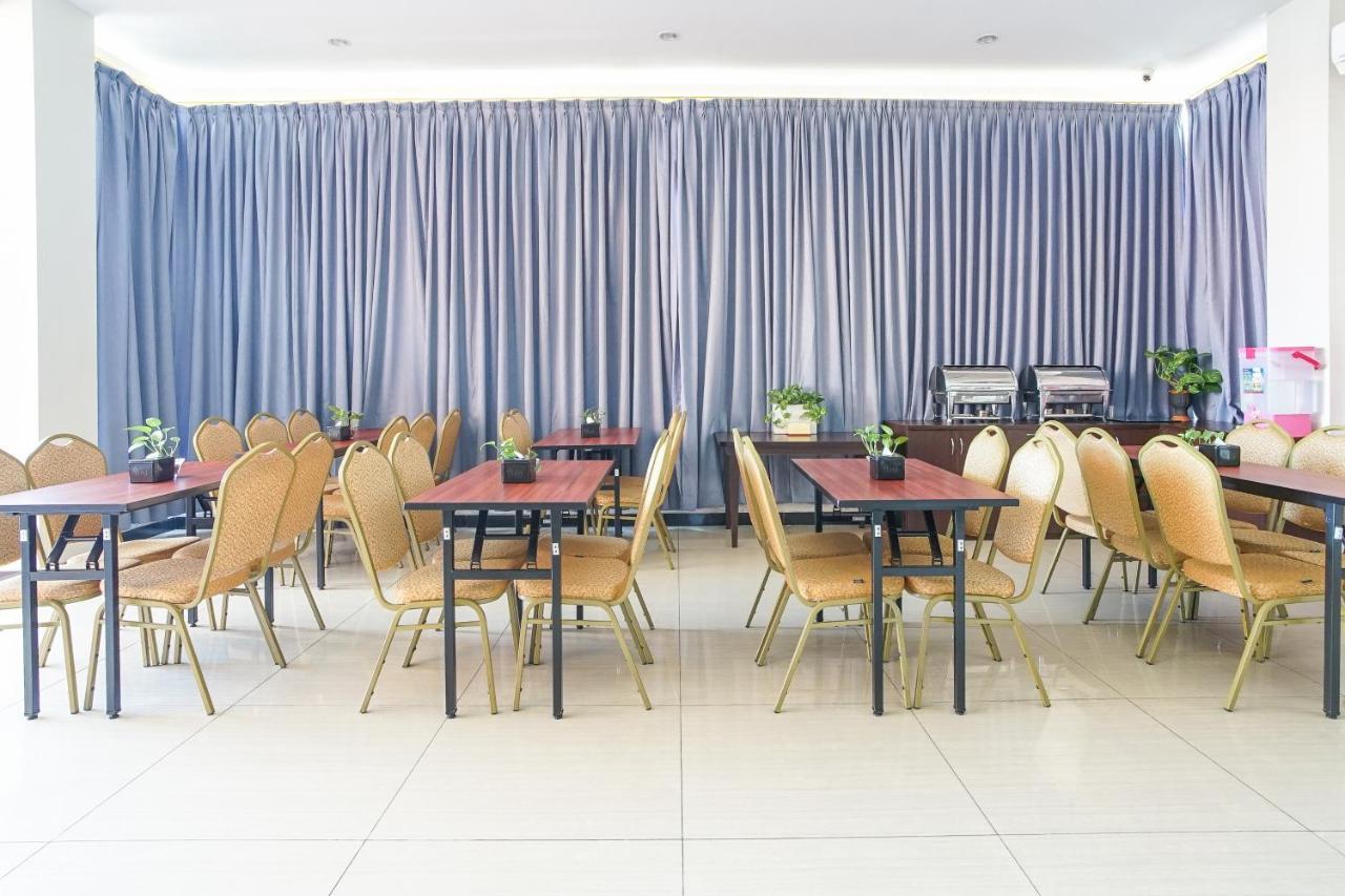 Hotel Royal Manado Exterior photo