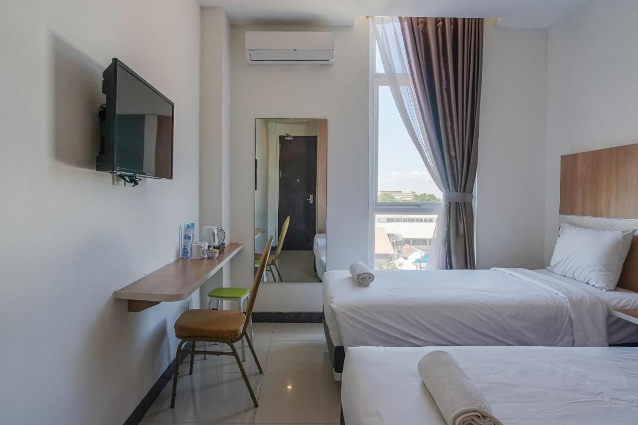 Hotel Royal Manado Exterior photo